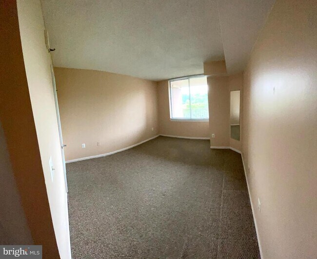 Building Photo - 10101 Grosvenor Pl