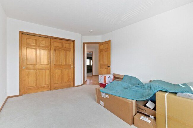 Building Photo - 829 W Sparrow Hawk Dr