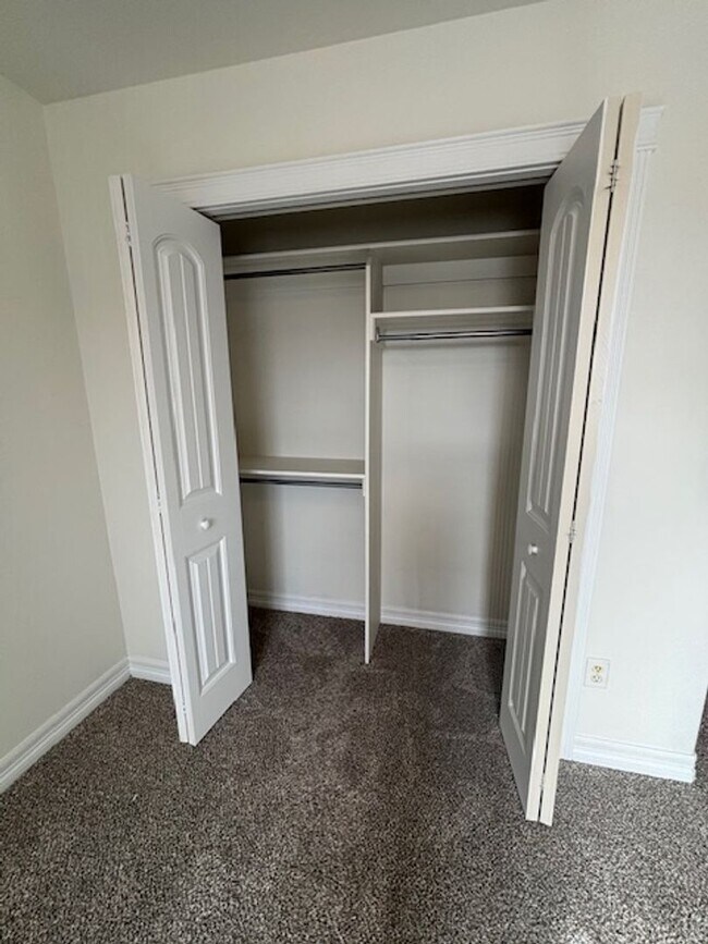 Building Photo - 4 Bedroom 3.5 Bath Townhouse Near Dell Range Blvd.