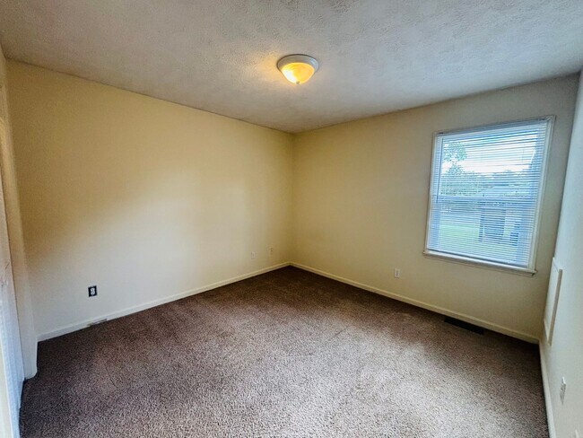 Building Photo - 205 Broce Dr