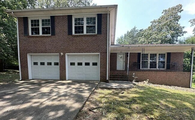 Building Photo - Spacious Brick split-level  home