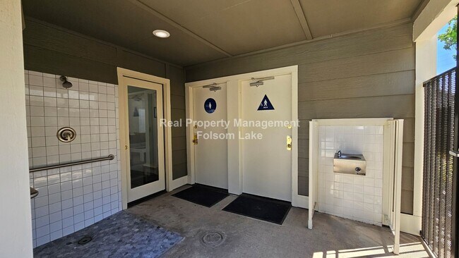 Building Photo - Modern Townhouse Living in Desirable Lakes...