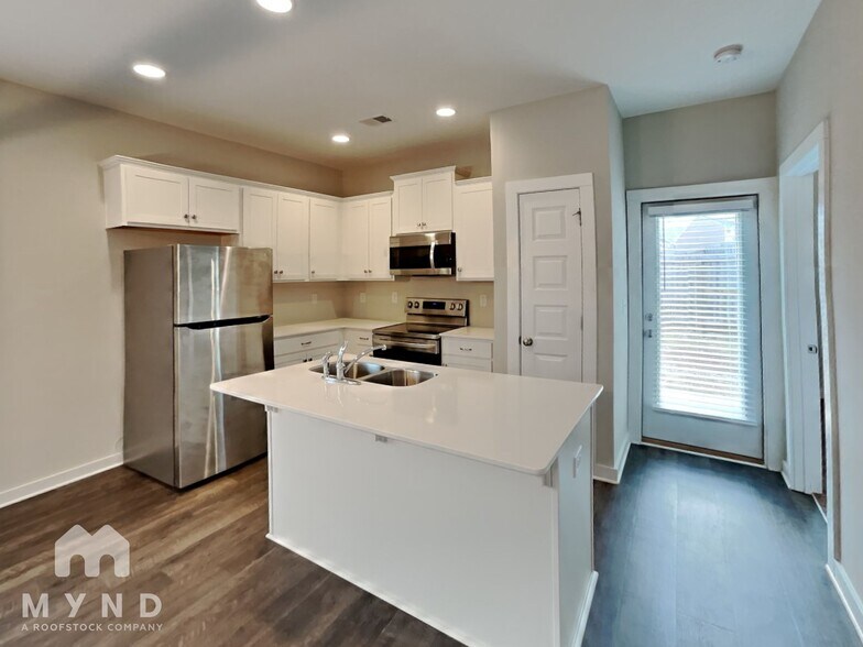 Building Photo - 176 Park Dr N