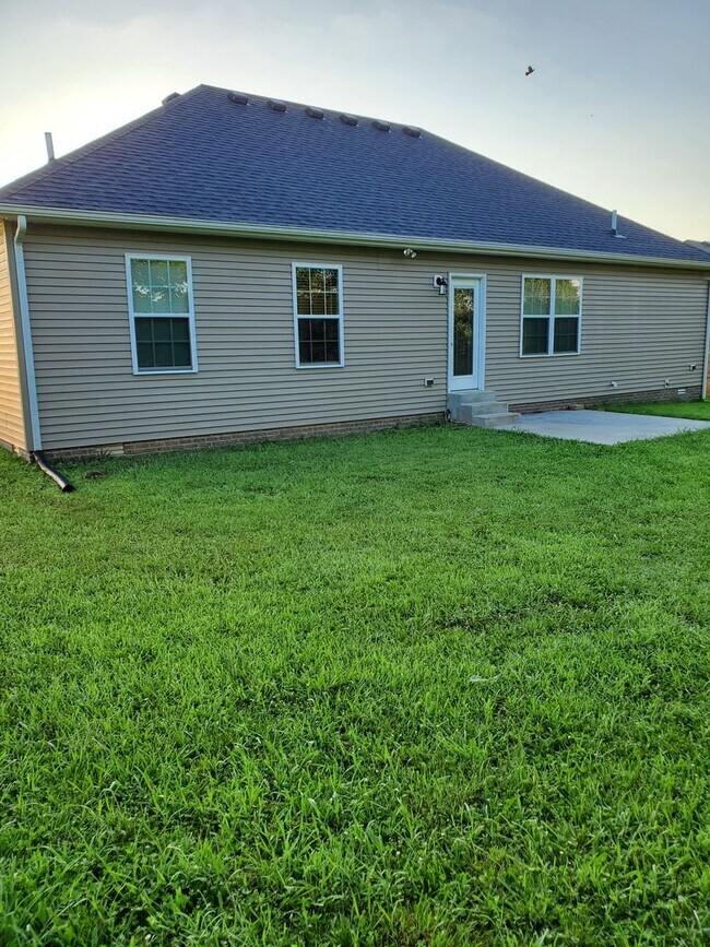 Building Photo - 3 Bedroom, 2 Bath, 2 Car Garage