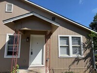 Building Photo - Gorgeous 4 Bed/1 Bath in the Hot Wells Neighborhood