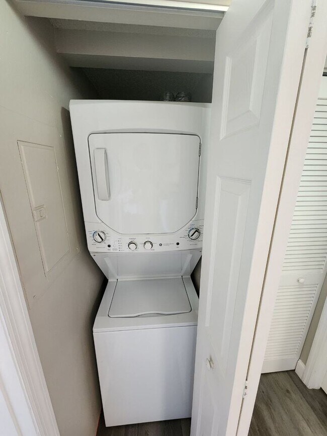 Building Photo - Water Front- 2nd Floor- 1 Bedroom 1 Bath f...