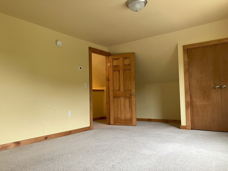Bedroom 1 (Upstairs) - 36 School St