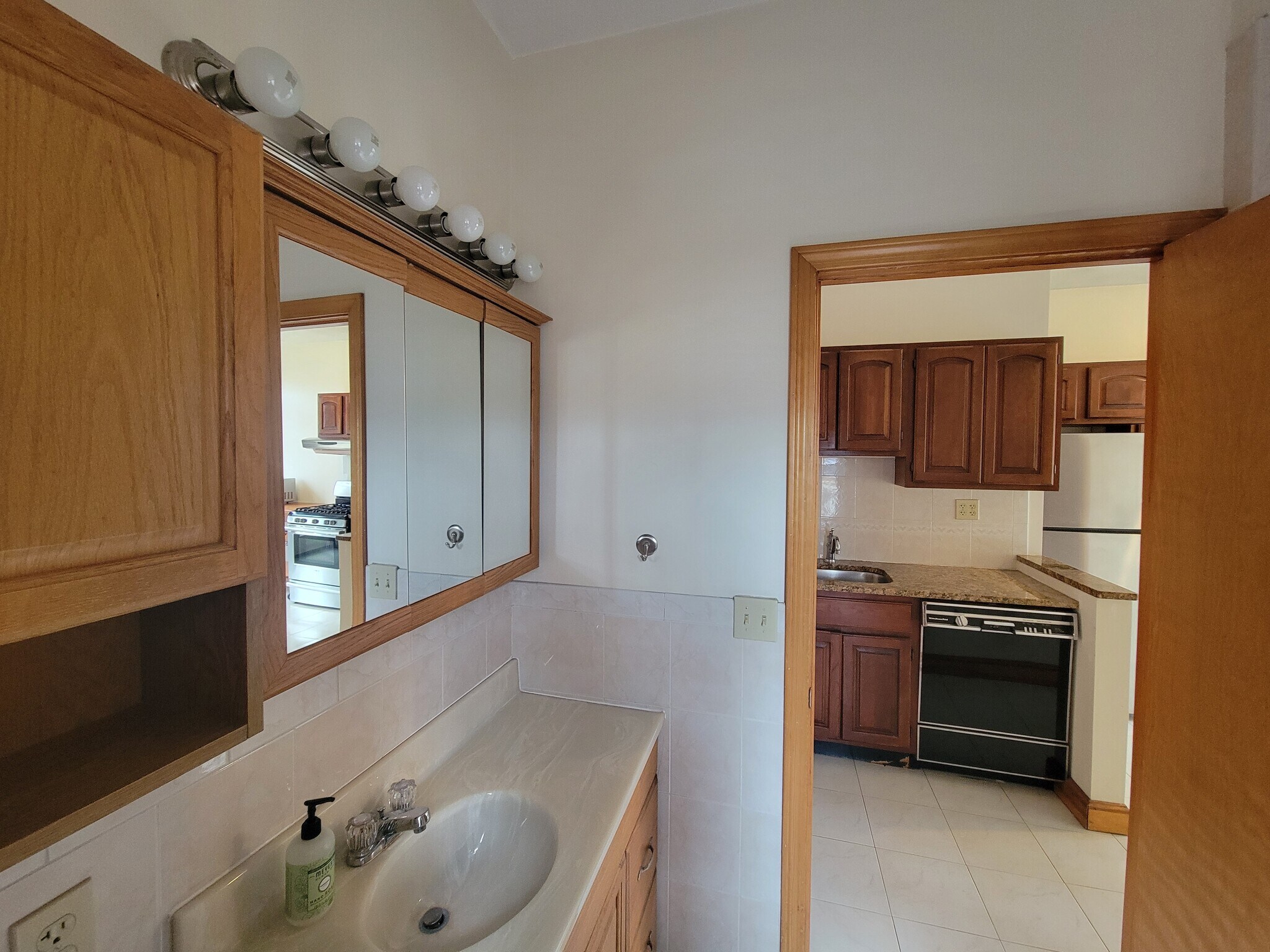 Building Photo - 67 Baldwin St