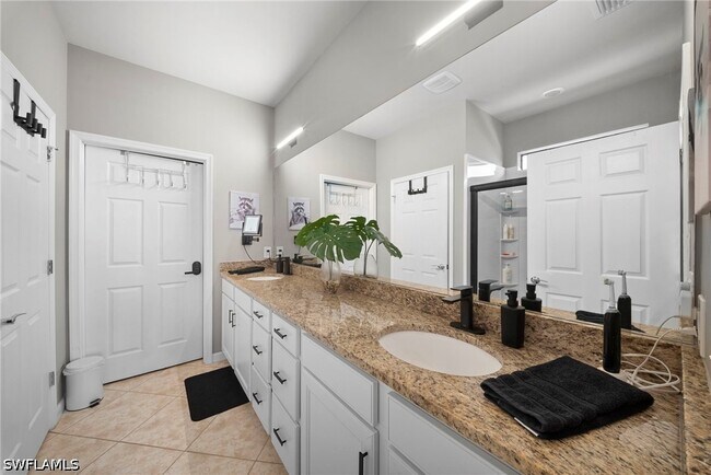 Building Photo - 7052 Live Oak Dr