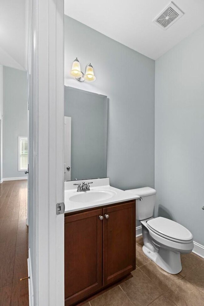 Building Photo - Minutes to the Beach! Conveniently located...