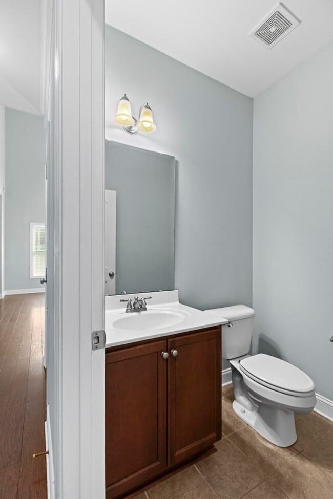 Building Photo - Minutes to the Beach! Conveniently located in Holly Ridge.