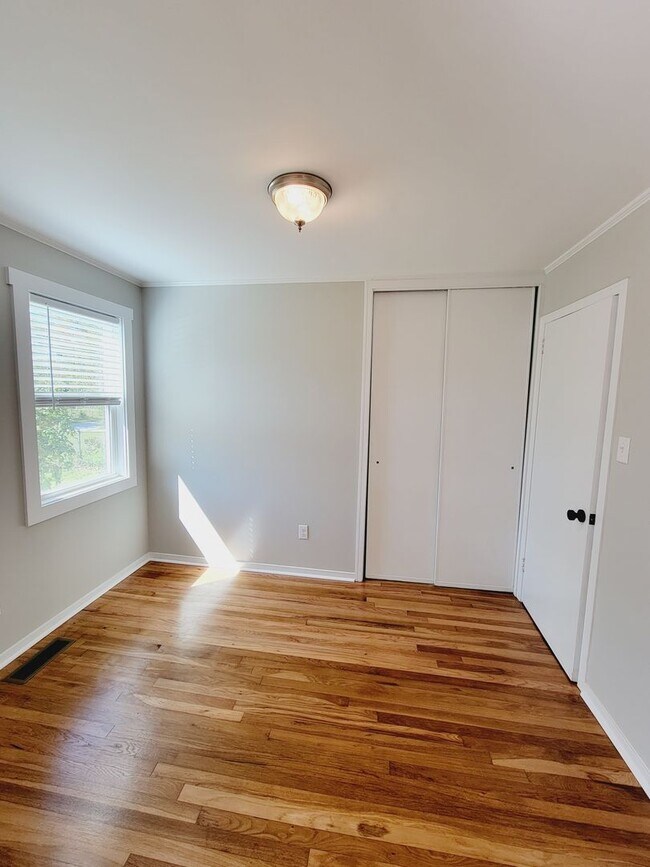 Building Photo - SUNSET PARK - Updated interior and fenced ...