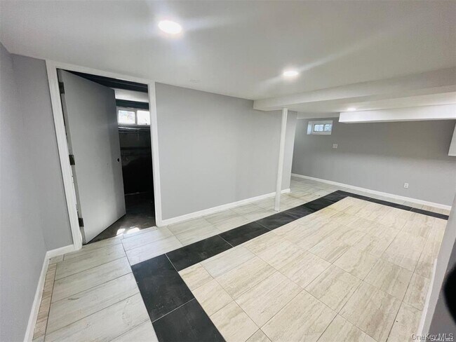 Building Photo - 200 Hicksville Rd