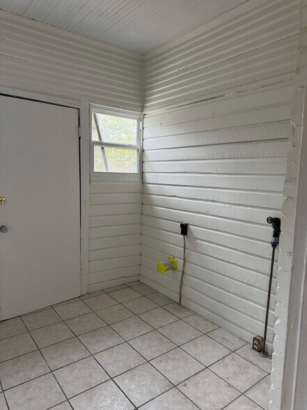 Building Photo - 1637 13th Ave S