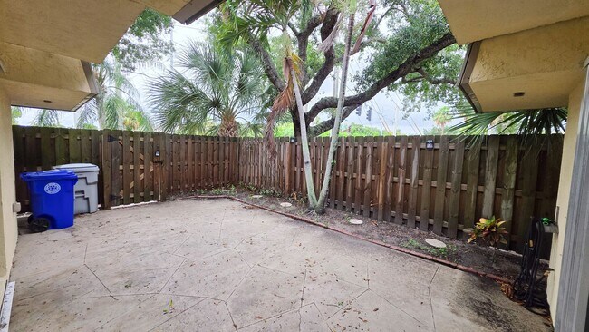Building Photo - Tropic Villas North 2 bedroom 2 1/2 bath condo