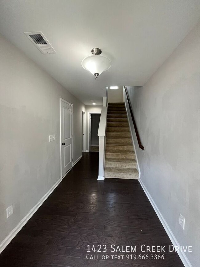 Building Photo - 1423 Salem Creek Dr