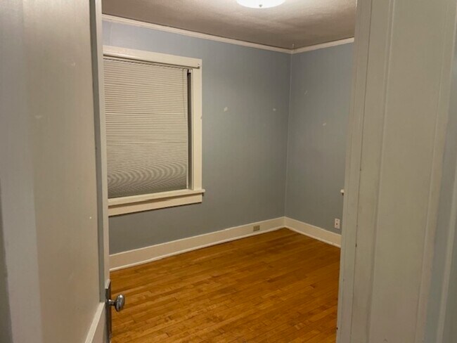 Building Photo - 514 School St