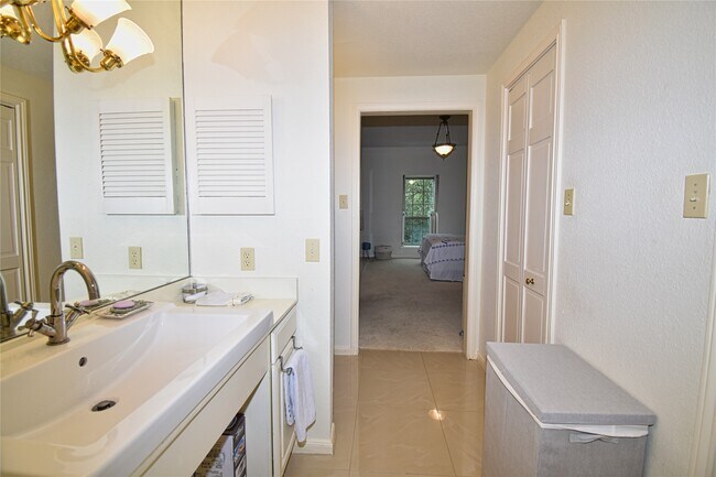 Building Photo - 2425 Underwood St