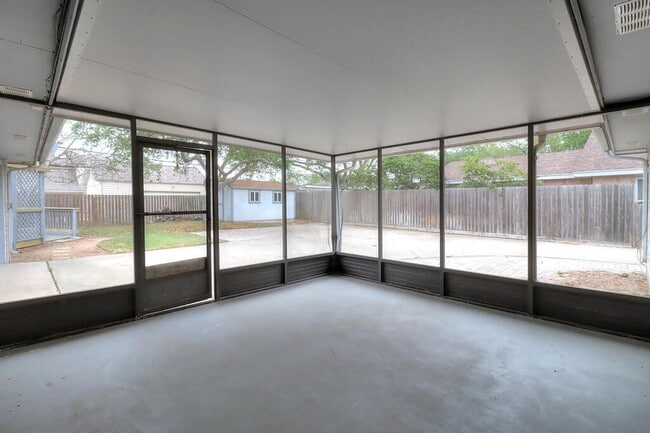 Building Photo - 3121 Seafoam Dr
