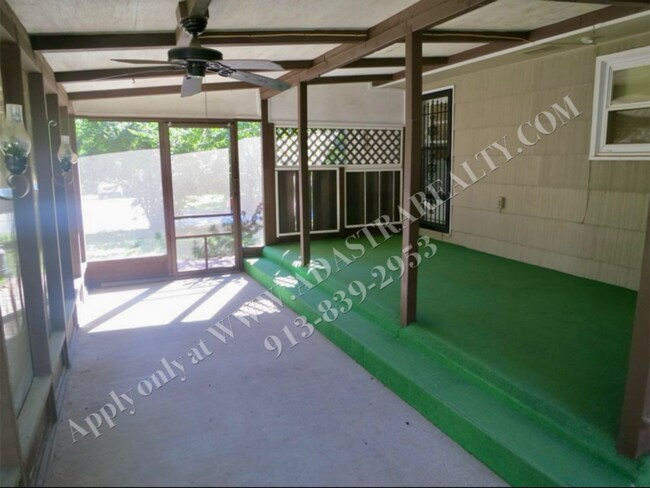 Building Photo - Beautiful 3 Bed/1 Bath Home in KCMO-Availa...