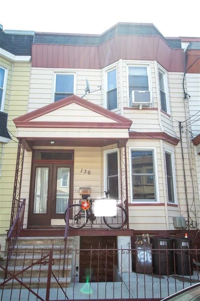 Building Photo - 136 Sherman Ave