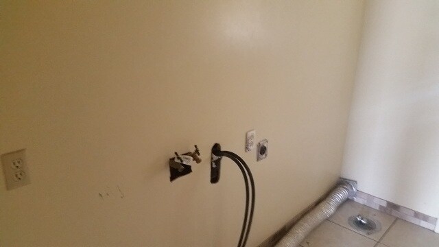 Building Photo - Great home with 2 car garage, deck and she...