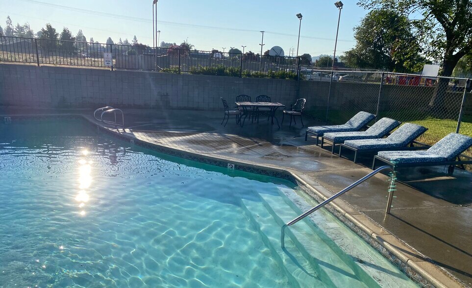 Building Photo - 1635 E Cypress St