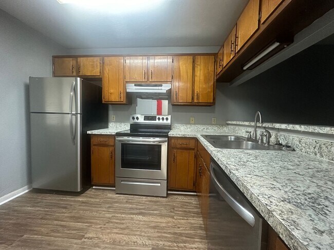 Building Photo - Downstairs unit off Miccosukee!