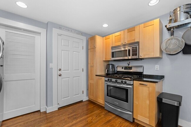 Building Photo - 35 S Munroe Terrace