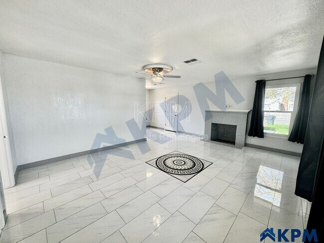Building Photo - 2037 Lake Dr