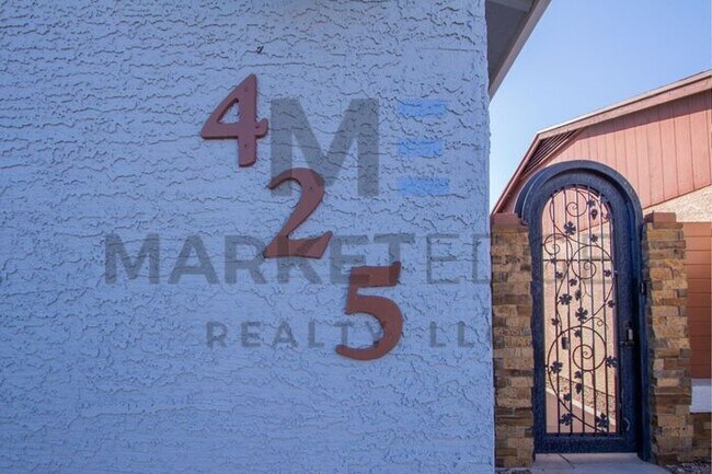 Building Photo - 3Bed/2Bath House at 7th/101! JOIN THE WAIT...