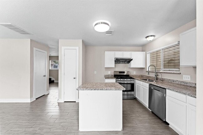 Building Photo - 7419 Ravenswood