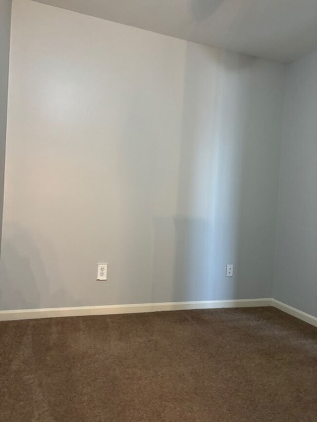 Building Photo - PRIME LOCATION, 2 BEDROOM / 2 & 1/2 BATH C...