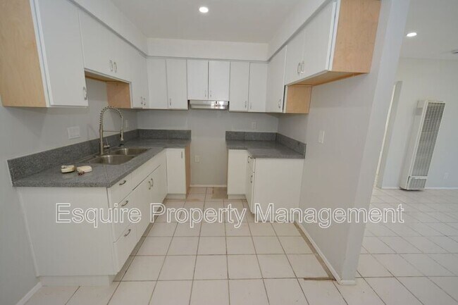 Building Photo - 951 W Cedar Ct