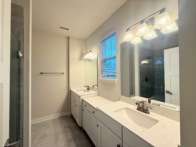 Building Photo - 772 Weller Dr