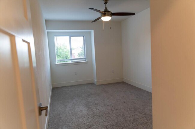 Building Photo - 204 Conservation Dr