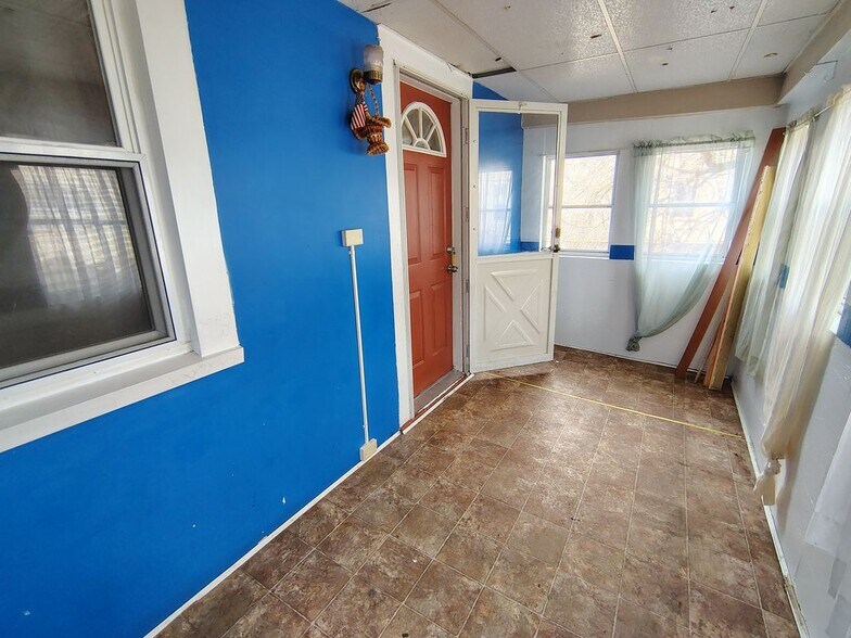 Building Photo - 2331 Midland Ave