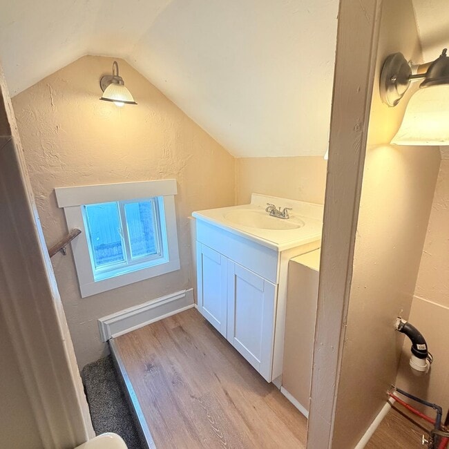 Building Photo - 2216 N Oak St