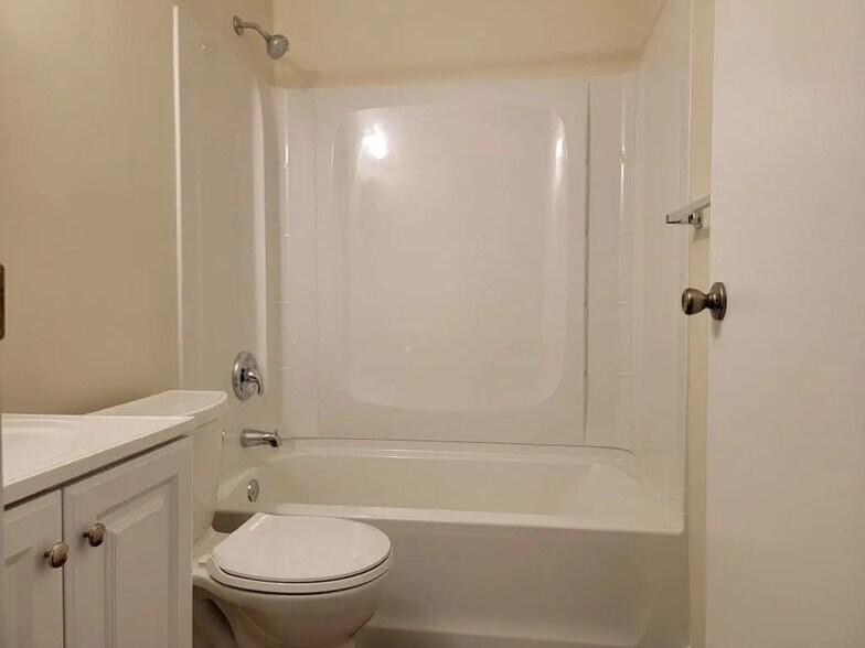 Building Photo - 675 E Main St