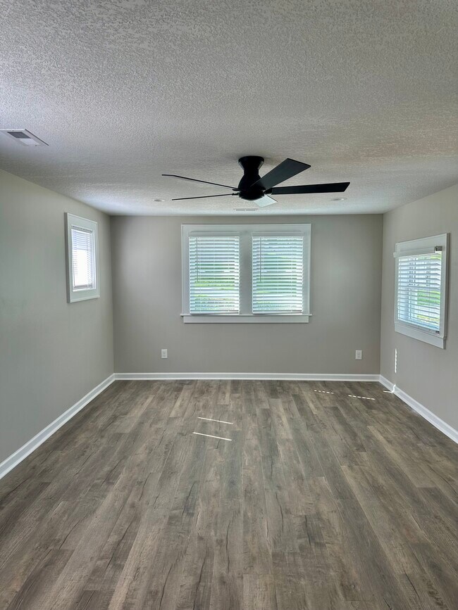 Abundant natural light, 2" plantation blinds - 2304 Belle Ave NE