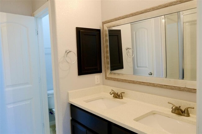 Building Photo - 2880 Donnell Dr