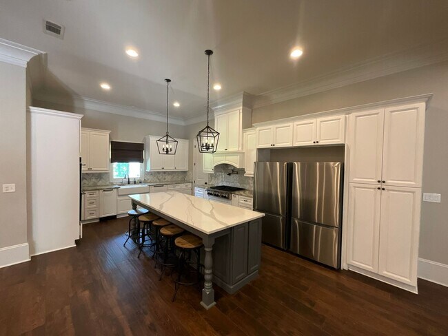 Building Photo - Live in Greystone Golf & Country Club!
