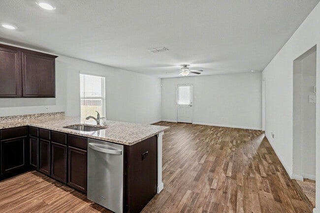 Building Photo - 3 Bed / 2 Bath in Luckey Ranch – Hardwood Floors + Fridge, W/D Included