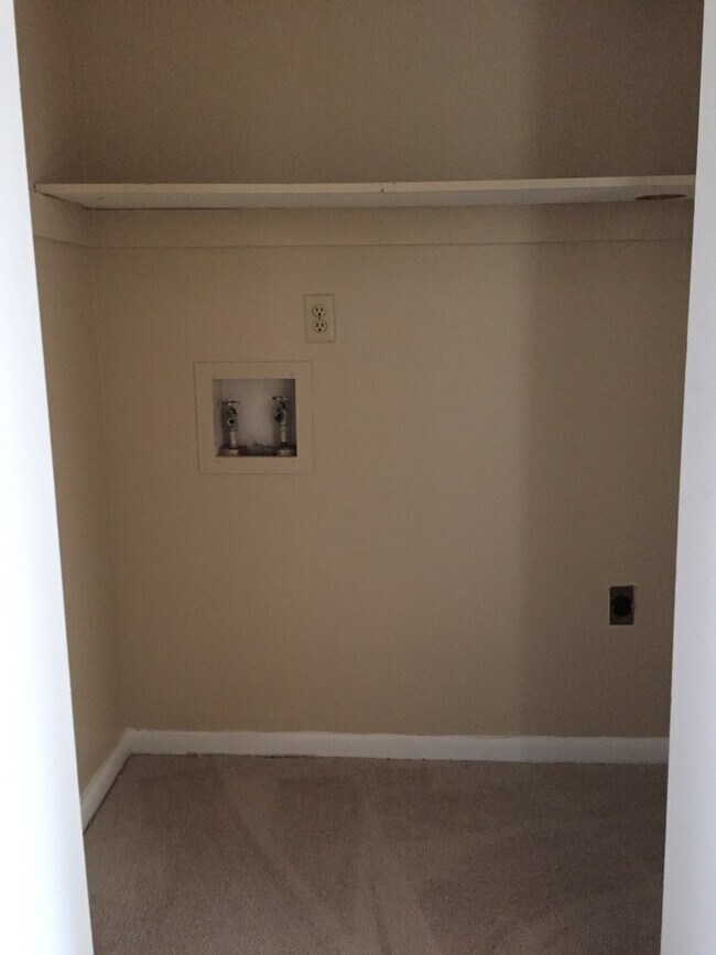 Building Photo - Don't Miss Out This One Will Go Fast