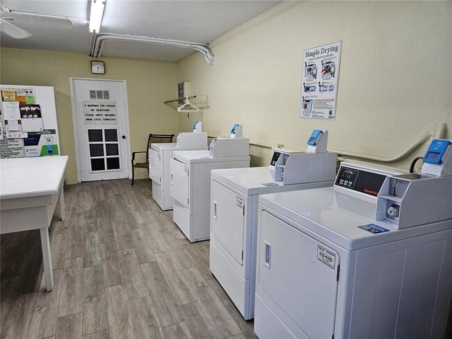 Building Photo - 1555 Tarpon Center Dr