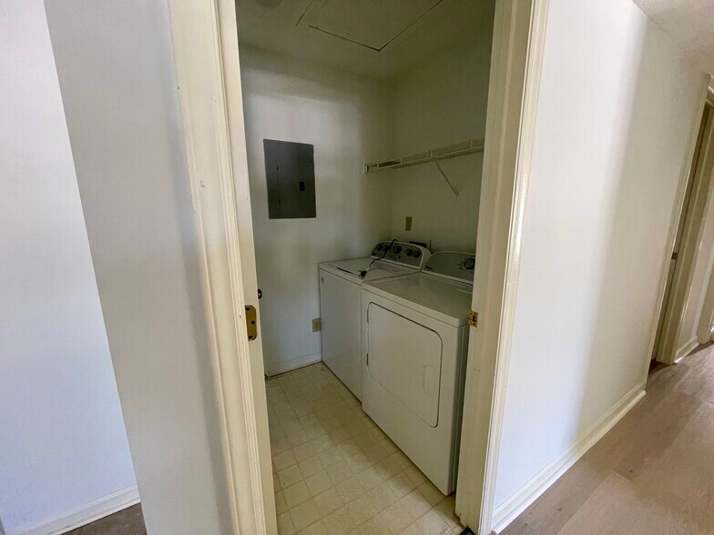 Building Photo - 6704 W Friendly Ave