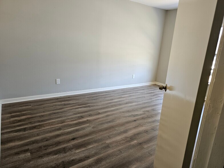 4th bedroom - 9806 Thrush St