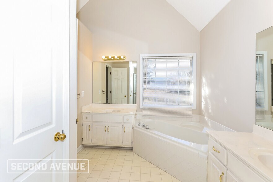 Building Photo - 1008 Maria Dr