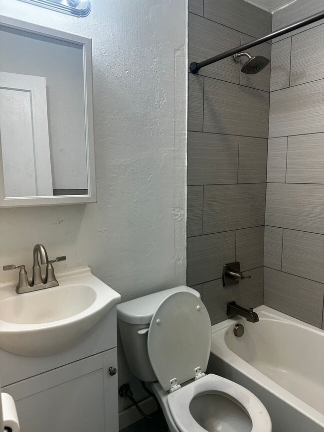 Building Photo - 4 Bedroom - AVAILABLE NOVEMBER 7th!