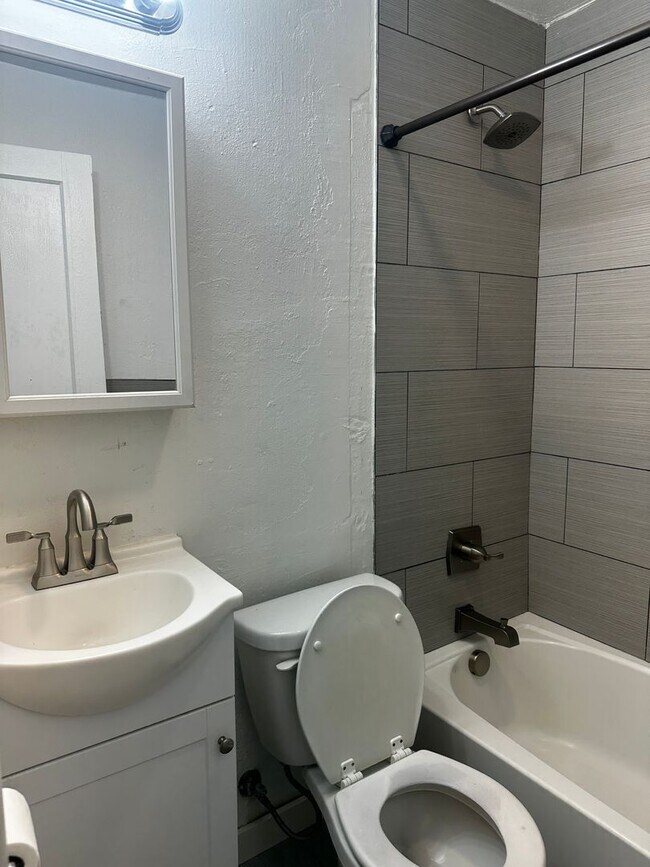 Building Photo - 4 Bedroom